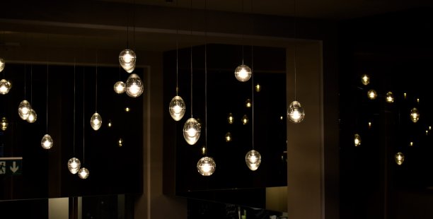 夜间灯光。图片下载