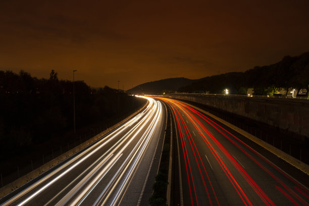 在巴塞罗那(西班牙)附近的高速公路上夜间通勤交通灯图片下载