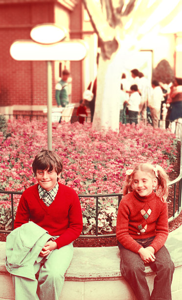 坐在户外的老兄弟图片下载