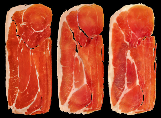 熏火腿熏猪肉火腿片孤立的黑色背景图片下载