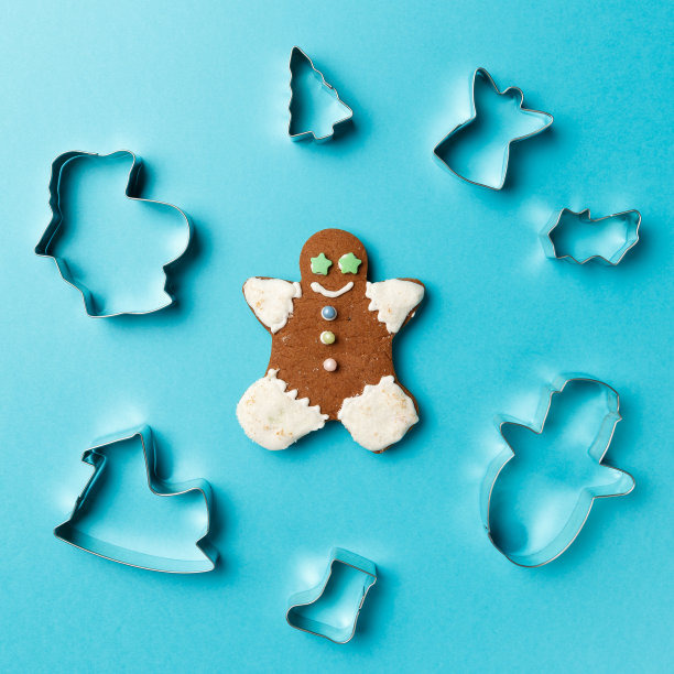 蓝色背景上的各种形状的圣诞饼干。前视图。平的。时尚的彩色照片。以彩色纸为背景的简约风格。圣诞节的概念。图片下载