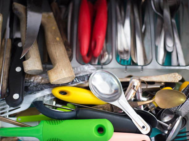 凌乱的房子:杂乱的厨房银器抽屉图片下载