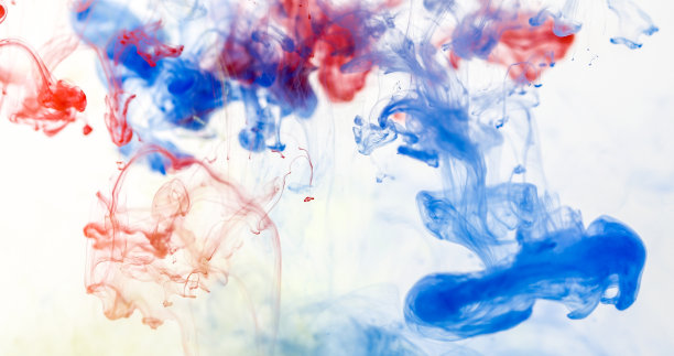 特写一个多色的水滴在水中，抽象运动的水彩水墨飞溅作为边框背景图片下载