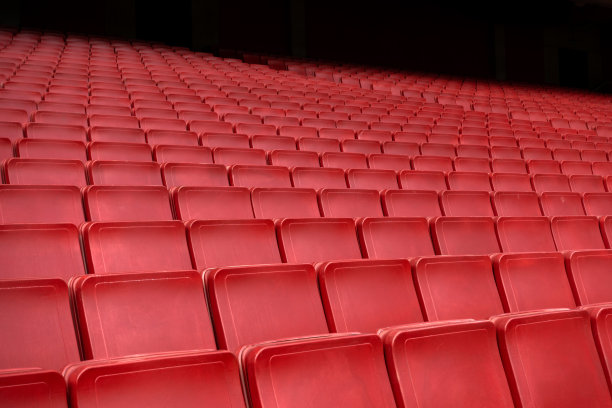 红色的座位排在体育场图片下载