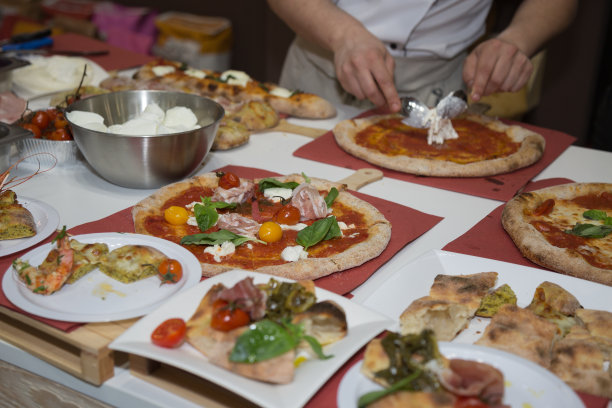 用培根和樱桃番茄制作美味披萨的披萨师图片下载