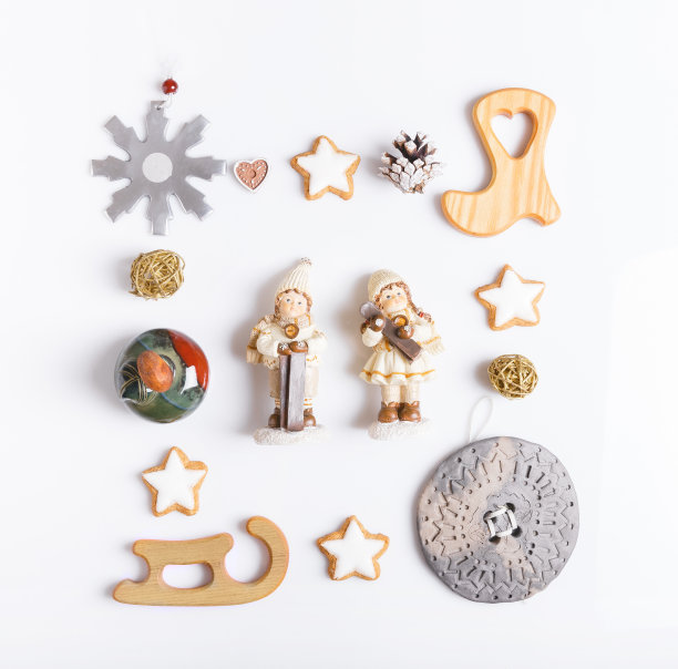 白色背景上的圣诞装饰和装饰品。图片下载