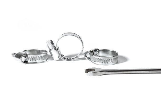 施工钢夹紧金属或塑料软管和管道隔离在白色背景关闭图片下载