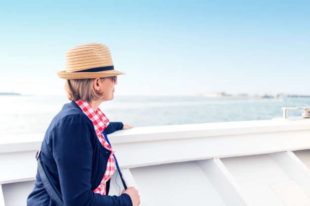 在游轮甲板上的游客图片下载