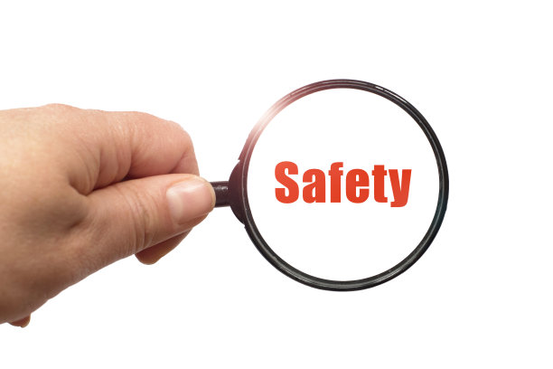 手里拿着放大镜，白色背景上有一个安全字图片下载