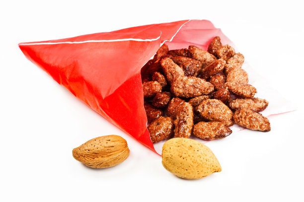 烤杏仁和红色袋子图片下载