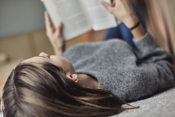 17岁的少女在做家庭作业图片下载