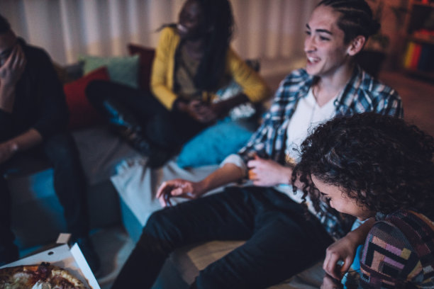 朋友们在家里玩得开心图片下载