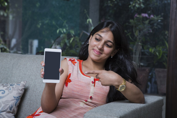 女人显示屏幕-库存图像图片下载
