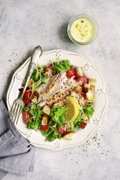凯撒沙拉配烤鸡、帕尔玛芝士、面包丁和圣女果图片下载