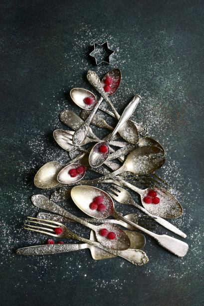 由复古餐具制成的抽象圣诞树图片下载