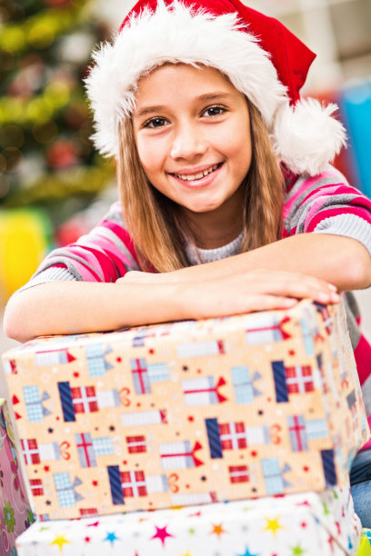 快乐女孩的肖像和圣诞礼物图片下载