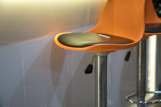 家里厨房吧台用的橙色椅子图片下载