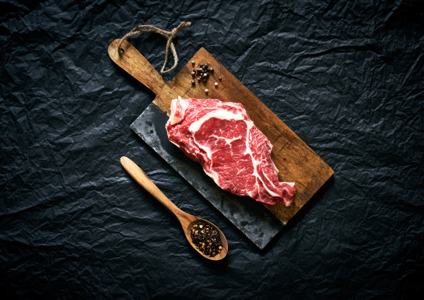 生牛排放在砧板上准备烹饪图片下载