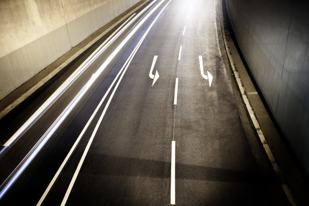 街道，道路标记和运动模糊图片下载