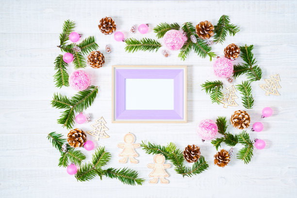 白色木制背景上的圣诞装饰。图片下载