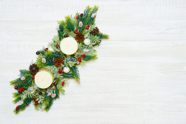 白色木制背景上的圣诞装饰。图片下载