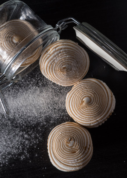 咖啡棉花糖配咖啡，可可和金勺子。温暖，甜蜜的喜怒无常的食物照片为咖啡插图图片下载