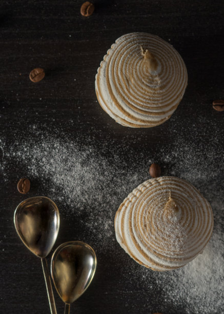 咖啡棉花糖配咖啡，可可和金勺子。温暖，甜蜜的喜怒无常的食物照片为咖啡插图图片下载