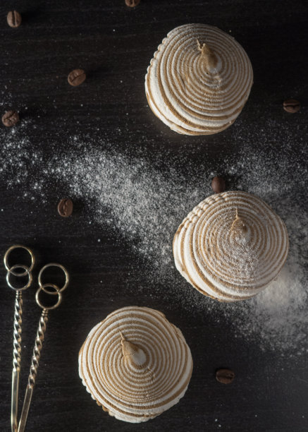 咖啡棉花糖配咖啡，可可和金勺子。温暖，甜蜜的喜怒无常的食物照片为咖啡插图图片下载