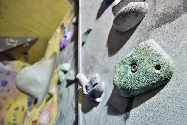 体育馆的灰色墙壁和攀岩点图片下载