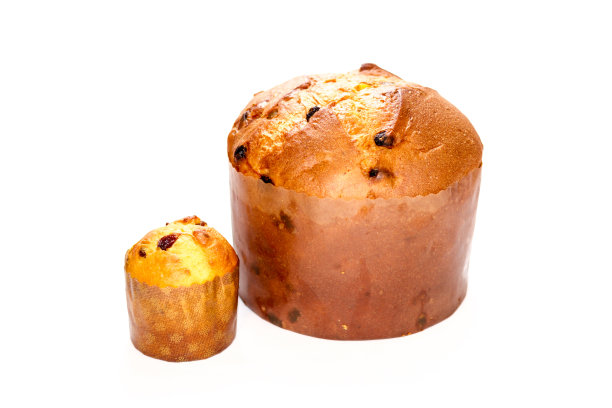 两个不同形状的潘妮托妮，圣诞蛋糕孤立在白色，剪切路径包括图片下载