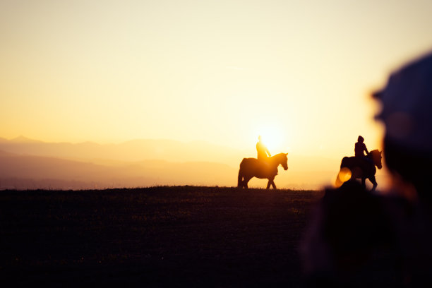 两名骑马者的剪影在日落场，美丽和平的运动景观图片下载