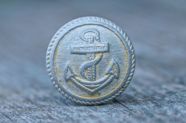 又大又旧的灰色圆形按钮，上面有个锚图片下载