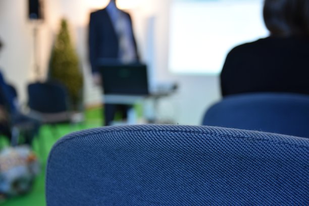 演讲嘉宾图片下载