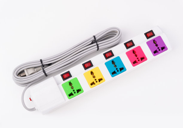 白色背景上的便携式电源插座。图片下载