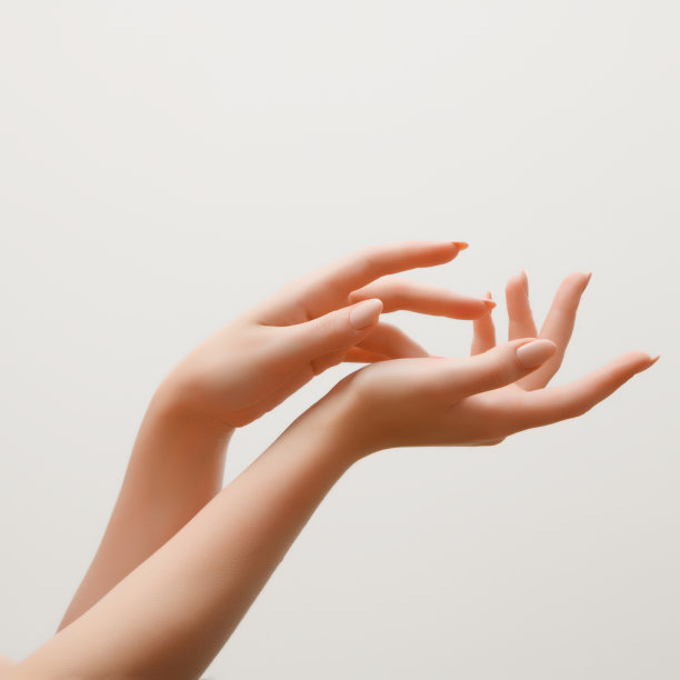 美甲的纤细玉手特写：手部护理、美甲与美容素材图片