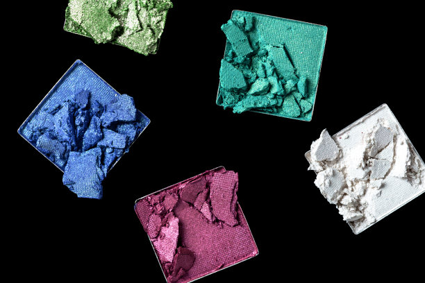 碎/碎彩色眼影孤立在黑色背景。剪下图片下载