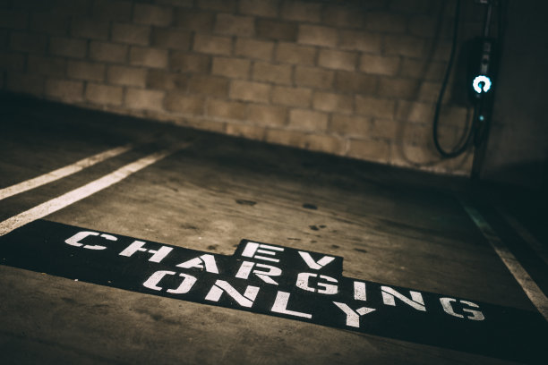 电动汽车(EV)只能在停车场充电站充电的标志图片下载