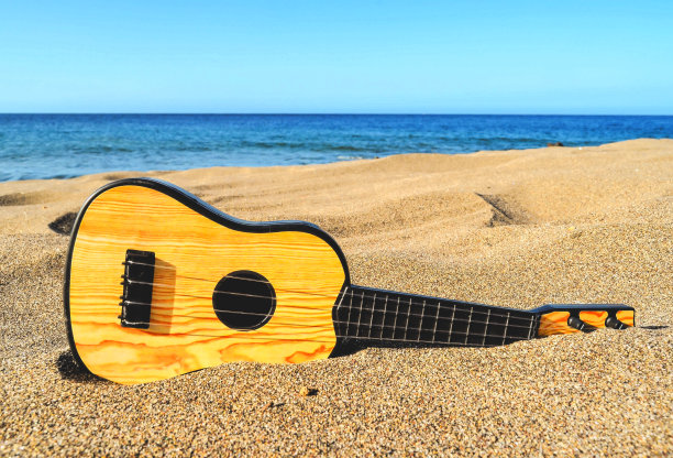 沙滩上的吉他图片下载