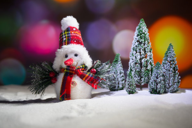 节日的背景。雪人装扮成圣诞老人与圣诞球在灯光背景照片有一个空的空间为您的文字图片下载