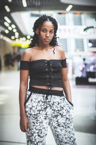 皮肤黝黑的年轻女子穿着便服在商场里图片下载