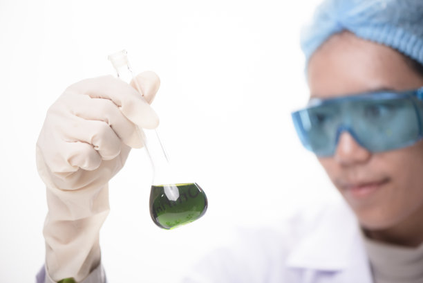 在实验室工作的年轻生物技术科学家和化学家图片下载