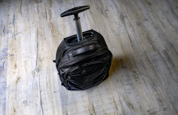 黑色手提电脑包，铝提手。图片下载