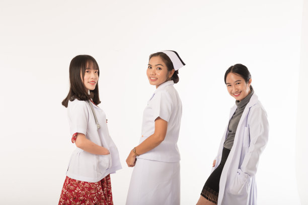 肖像美丽的医生穿着白大褂在白色孤立的背景。图片下载