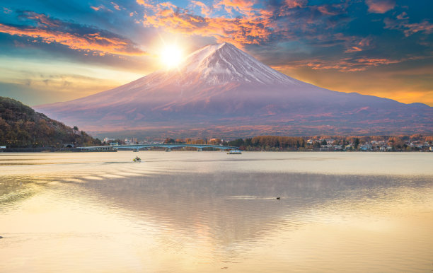 早晨的富士山和川口湖，秋季的富士山在山町。图片下载