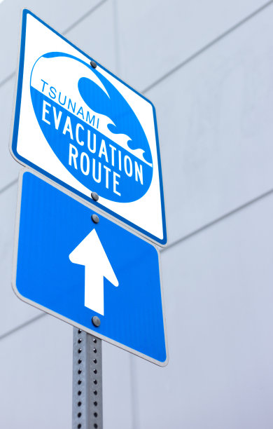 蓝白色“海啸疏散路线”标志图片下载