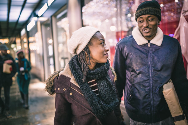 年轻夫妇享受圣诞购物。图片下载