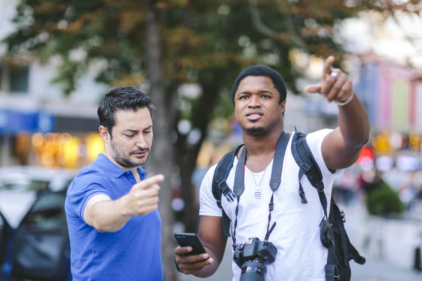 游客在街上问路图片下载
