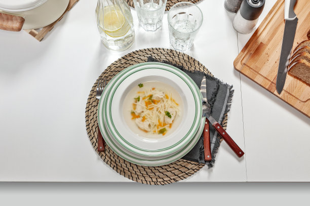 鸡肉汤面配黑面包和柠檬水，可供两人食用。前视图。图片下载