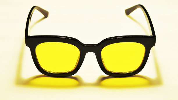 男子黄色眼镜图片下载