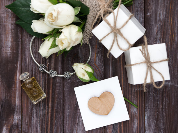 有银手镯和饰物的礼品盒。图片下载